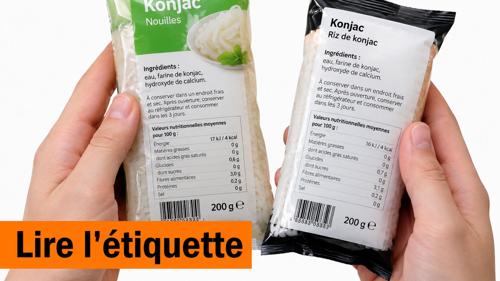 Deux paquets de konjac, nouilles et riz, tenus en main pour comparer leurs valeurs nutritionnelles respectives.