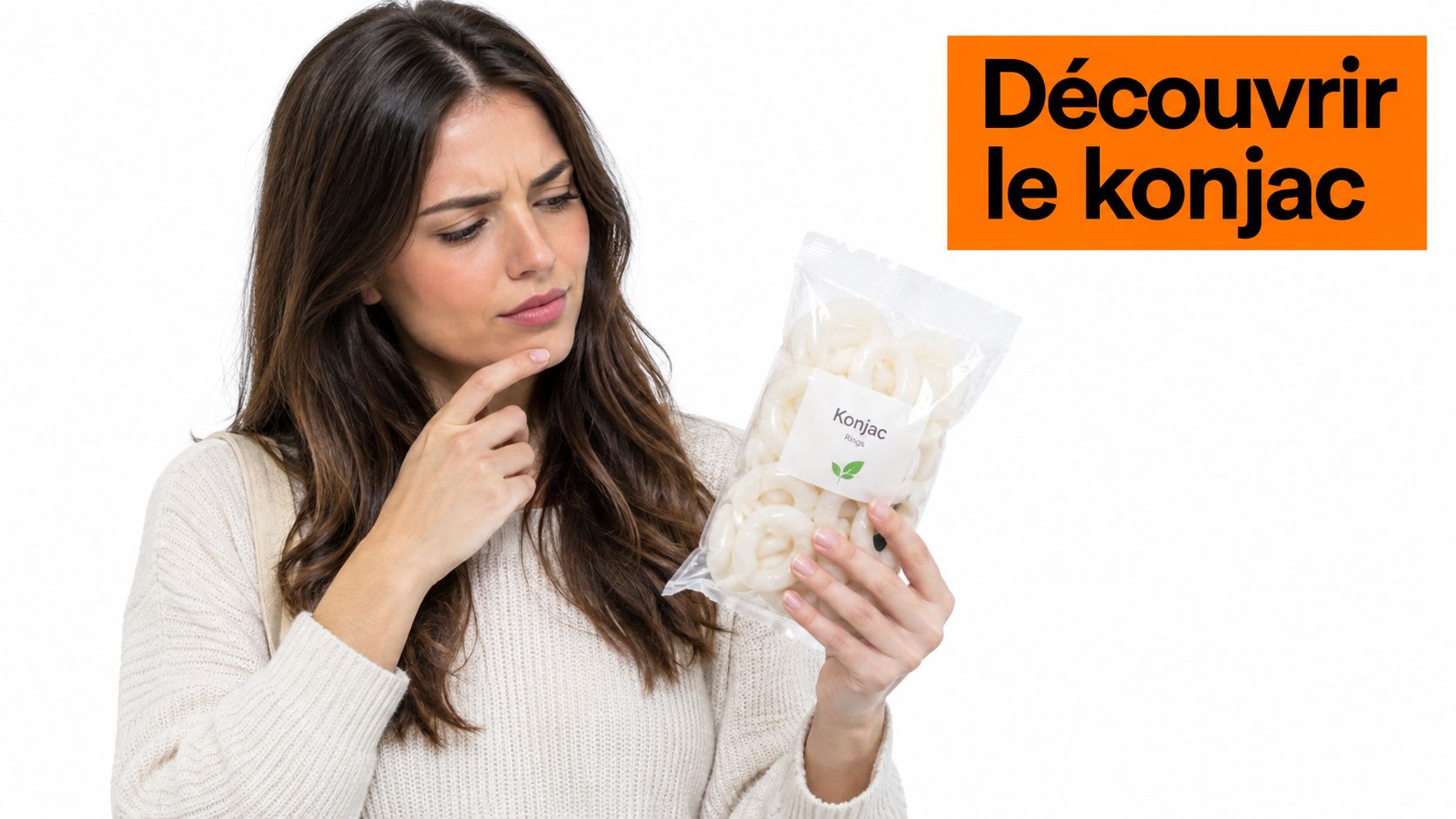 Une femme pensive tient un paquet d'anneaux de konjac devant un fond blanc avec du texte orange.
